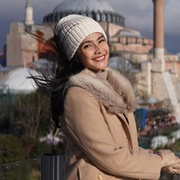 Tak kalah menawan, Maudy tampil cantik mengenakan coat berwarna coklat yang dipadukan dengan kupluk berwarna putih. Dengan senyuman di wajahnya, pesona Maudy pun jadi kian terpancar. Foto: Instagram/@maudykoesnaedi