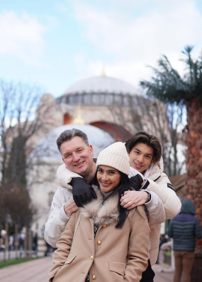 Sejak menikah pada September 2002 dengan Erik Meijer, keluarga Maudy Koesnaedi memang cukup harmonis dan jauh dari kabar miring. Seperti dalam foto yang satu ini, ketiganya tampak begitu kompak. Foto: Instagram/@maudykoesnaedi