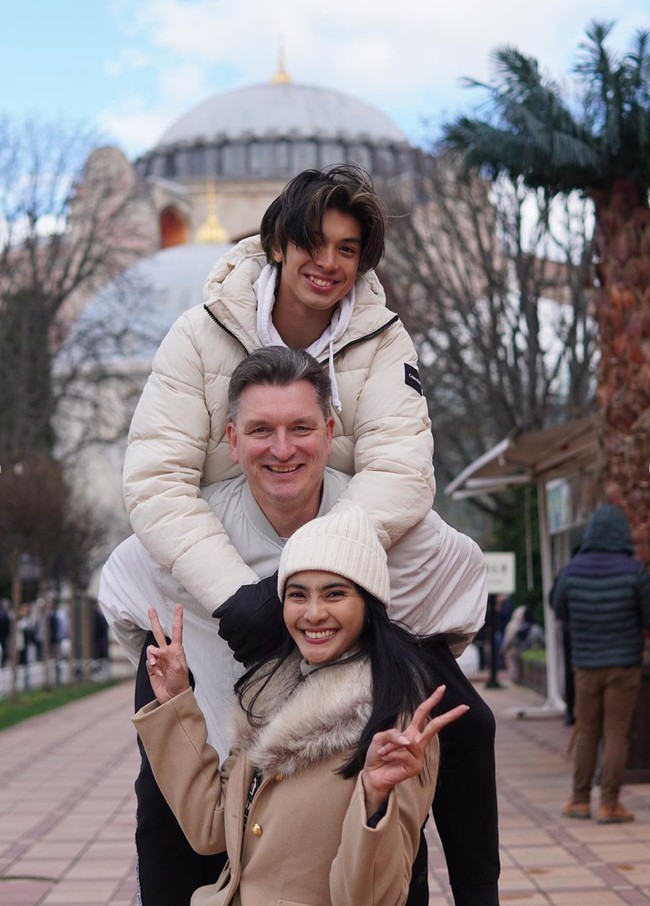 Paras tampak Eddy sendiri tampak jelas diturunkan dari kedua orangtuanya. Darah keturunan Belanda diperoleh Eddy dari sang ayah. Foto: Instagram/@maudykoesnaedi