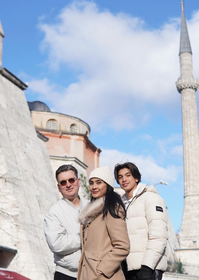 Selalu tampil kompak dan harmonis, keluarga Maudy Koesnaedi juga banyak diidolakan oleh para netizen. Tak sedikit yang mendoakan agar Maudy dan keluarganya selalu harmonis seperti saat ini. Foto: Instagram/@maudykoesnaedi