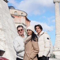 Selalu tampil kompak dan harmonis, keluarga Maudy Koesnaedi juga banyak diidolakan oleh para netizen. Tak sedikit yang mendoakan agar Maudy dan keluarganya selalu harmonis seperti saat ini. Foto: Instagram/@maudykoesnaedi