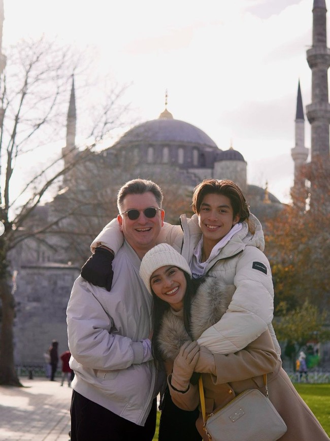 Bisa berlibur dan menghabiskan waktu bersama di Turki, ekspresi bahagia pun tampak jelas di wajah Maudy dan keluarganya. Ketiganya tampak begitu kompak bukan? Foto: Instagram/@maudykoesnaedi