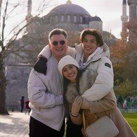 Bisa berlibur dan menghabiskan waktu bersama di Turki, ekspresi bahagia pun tampak jelas di wajah Maudy dan keluarganya. Ketiganya tampak begitu kompak bukan? Foto: Instagram/@maudykoesnaedi