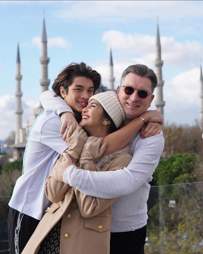 Melalui akun Instagram, Maudy Koesnaedi tampak membagikan momen-momen liburan akhir tahunnya bersama keluarga. Di tahun ini Maudy dan keluarganya itu memilih untuk mengunjungi Turki. Foto: Instagram/@maudykoesnaedi