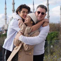 Melalui akun Instagram, Maudy Koesnaedi tampak membagikan momen-momen liburan akhir tahunnya bersama keluarga. Di tahun ini Maudy dan keluarganya itu memilih untuk mengunjungi Turki. Foto: Instagram/@maudykoesnaedi