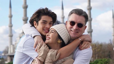 8 Foto Keluarga Maudy Koesnaedi Liburan ke Turki, Paras Ganteng Anak Disorot