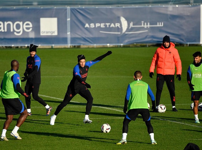 TOPSHOT - Paris Saint-Germain's Brazilian forward Neymar (L) and French forward Kylian Mbappe (R) take part in a training session at the club's 