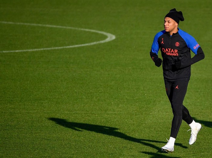 TOPSHOT - Paris Saint-Germain's Brazilian forward Neymar (L) and French forward Kylian Mbappe (R) take part in a training session at the club's 
