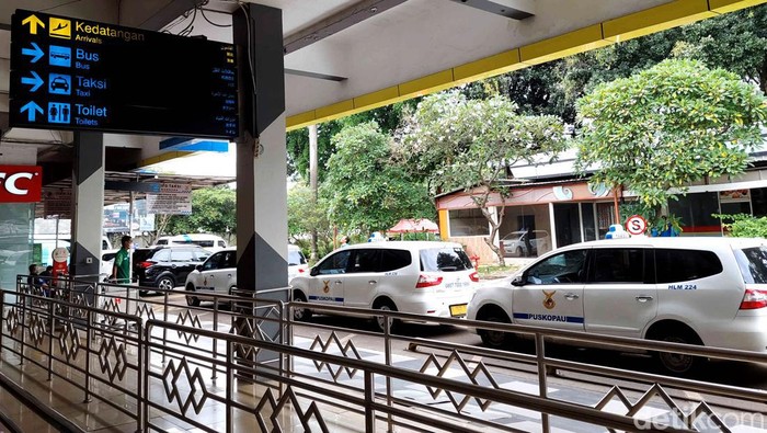 Sejumlah taksi bandara Puskopau menunggu penumpang di kawasan Bandara Halim Perdanakusuma, Jakarta Timur, Rabu (28/12/2022). Mahalnya tarif taksi di Bandara Halim Perdanakuma, Jakarta, menjadi sorotan warganet. Warganet menduga tarif tinggi tersebut akibat praktik monopoli.