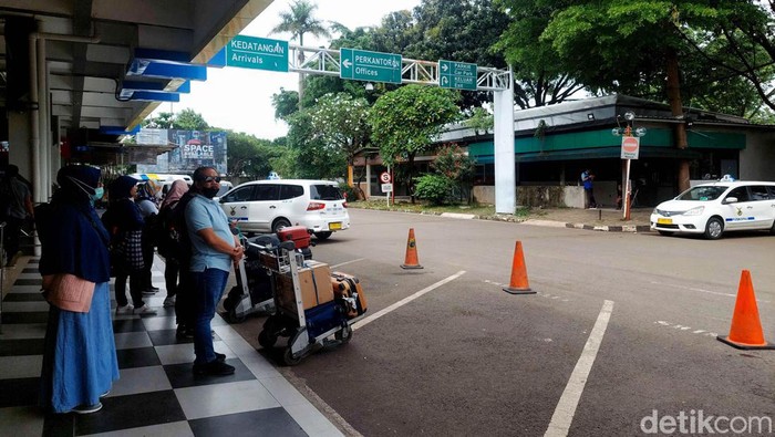 Sejumlah taksi bandara Puskopau menunggu penumpang di kawasan Bandara Halim Perdanakusuma, Jakarta Timur, Rabu (28/12/2022). Mahalnya tarif taksi di Bandara Halim Perdanakuma, Jakarta, menjadi sorotan warganet. Warganet menduga tarif tinggi tersebut akibat praktik monopoli.
