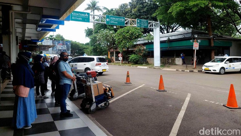 Melihat Aktivitas Taksi Bandara Halim yang Viral Karena Mahal Sejumlah taksi bandara Puskopau menunggu penumpang di kawasan Bandara Halim Perdanakusuma, Jakarta Timur, Rabu (28/12/2022). Mahalnya tarif taksi di Bandara Halim Perdanakuma, Jakarta, menjadi sorotan warganet. Warganet menduga tarif tinggi tersebut akibat praktik monopoli.