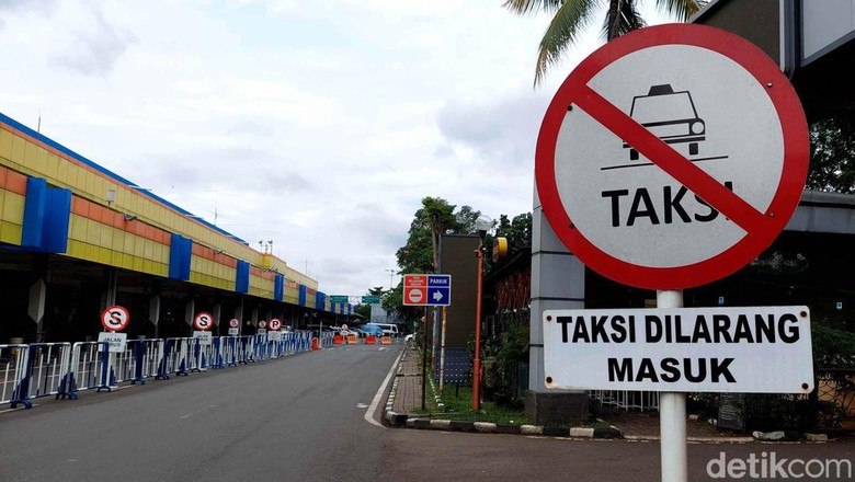 Sejumlah taksi bandara Puskopau menunggu penumpang di kawasan Bandara Halim Perdanakusuma, Jakarta Timur, Rabu (28/12/2022). Mahalnya tarif taksi di Bandara Halim Perdanakuma, Jakarta, menjadi sorotan warganet. Warganet menduga tarif tinggi tersebut akibat praktik monopoli.