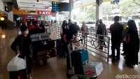 Juru Bicara Kemenhub Adita Irawati menyatakan pihaknya tak bisa langsung berbuat banyak soal masalah ini. Urusan transportasi di wilayah Halim Perdanakusuma menurutnya harus dikoordinasikan dengan TNI Angkatan Udara terlebih dahulu. Pasalnya, lahan Halim Perdanakusuma adalah milik TNI.