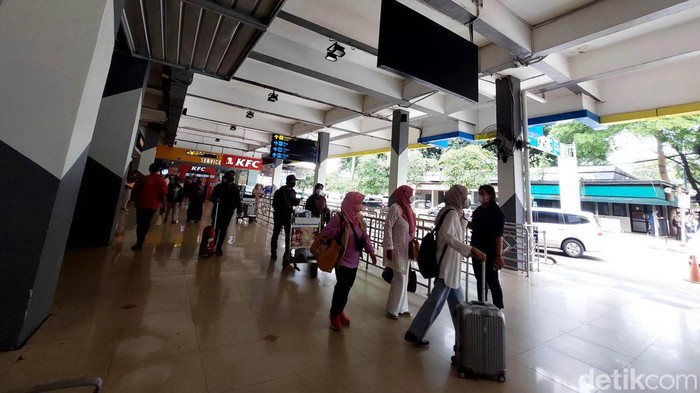 Melihat Aktivitas Taksi Bandara Halim yang Viral Karena Mahal Sejumlah taksi bandara Puskopau menunggu penumpang di kawasan Bandara Halim Perdanakusuma, Jakarta Timur, Rabu (28/12/2022). Mahalnya tarif taksi di Bandara Halim Perdanakuma, Jakarta, menjadi sorotan warganet. Warganet menduga tarif tinggi tersebut akibat praktik monopoli.