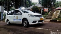Taksi Puskopau melintas di kawasan Bandara Halim Perdana Kusuma, Jakarta, Rabu (28/12/2022).