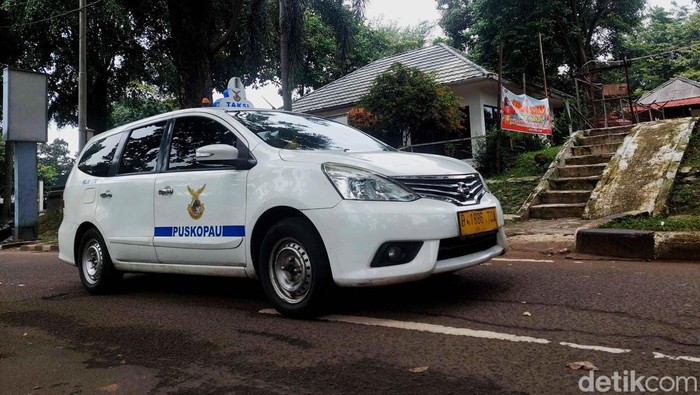 Melihat Aktivitas Taksi Bandara Halim yang Viral Karena Mahal Sejumlah taksi bandara Puskopau menunggu penumpang di kawasan Bandara Halim Perdanakusuma, Jakarta Timur, Rabu (28/12/2022). Mahalnya tarif taksi di Bandara Halim Perdanakuma, Jakarta, menjadi sorotan warganet. Warganet menduga tarif tinggi tersebut akibat praktik monopoli.