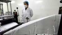 China menggenjot produksi masker untuk memenuhi kebutuhan di tengah meningkatnya kasus COVID-19.