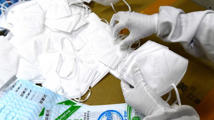 Masker sangat dibutuhkan di tengah meningkatnya lagi kasus COVID-19 di China. Yuk lihat proses pembuatan masker di negeri tirai bambu tersebut.