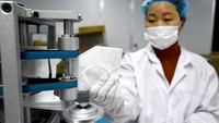 Pabrik di kawasan Handan, Provinsi Hebei, China, sedang memproduksi masker, Senin (26/12/2022).