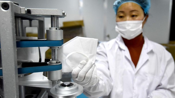 Mengintip Cara China Bikin Masker Masker sangat dibutuhkan di tengah meningkatnya lagi kasus COVID-19 di China. Yuk lihat proses pembuatan masker di negeri tirai bambu tersebut.