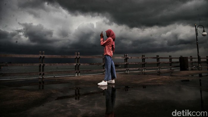 Menikmati Wisata Pantai Ancol di Tengah Prediksi Cuaca Buruk Cuaca ekstrem diprediksi BMKG melanda sebagian wilayah Indonesia. Hal itu tidak menyurutkan warga untuk berwisata ke Pantai Ancol.