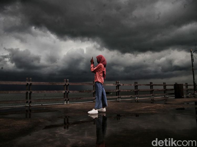 Menikmati Wisata Pantai Ancol di Tengah Prediksi Cuaca Buruk