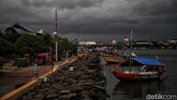 Taman Impian Jaya Ancol masih menjadi destinasi favorit wisatawan yang berasal dari kota Jakarta maupun dari luar Jakarta.