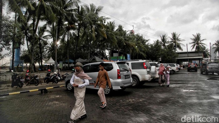 Menikmati Wisata Pantai Ancol di Tengah Prediksi Cuaca Buruk Cuaca ekstrem diprediksi BMKG melanda sebagian wilayah Indonesia. Hal itu tidak menyurutkan warga untuk berwisata ke Pantai Ancol.