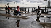 Sejumlah wisatawan menikmati Pantai Festival Ancol, Jakarta Utara, Rabu (28/12).