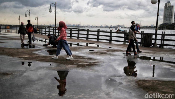 Menikmati Wisata Pantai Ancol di Tengah Prediksi Cuaca Buruk Cuaca ekstrem diprediksi BMKG melanda sebagian wilayah Indonesia. Hal itu tidak menyurutkan warga untuk berwisata ke Pantai Ancol.