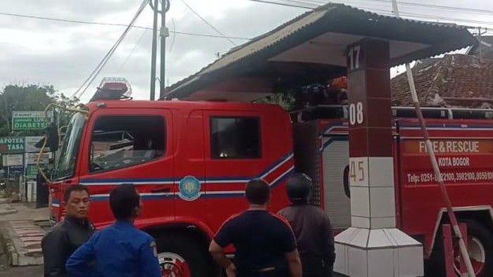 Mobil Damkar Kota Bogor terhalang gapura.