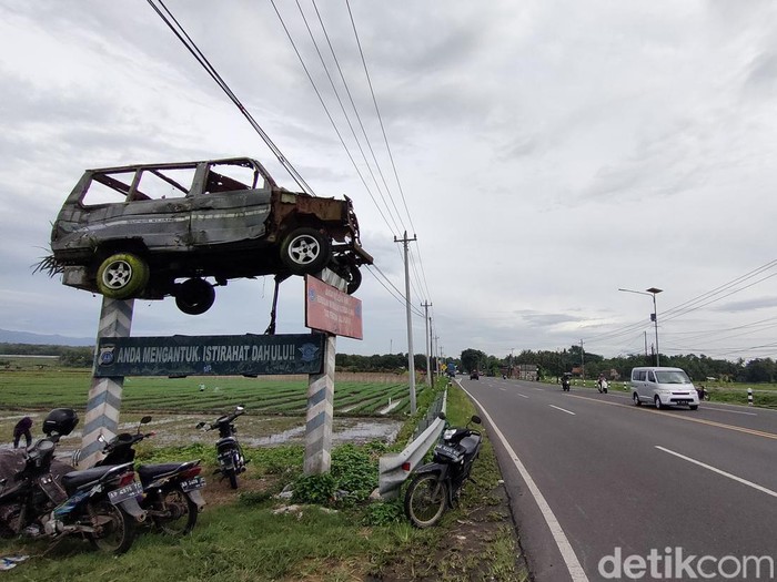 Monumen Kijang di tepi jalan nasional Jogja-Wates, Dusun Kalimenur, Kalurahan Sukoreno, Kapanewon Sentolo, Kulon Progo, DIY, Rabu (28/12/2022).