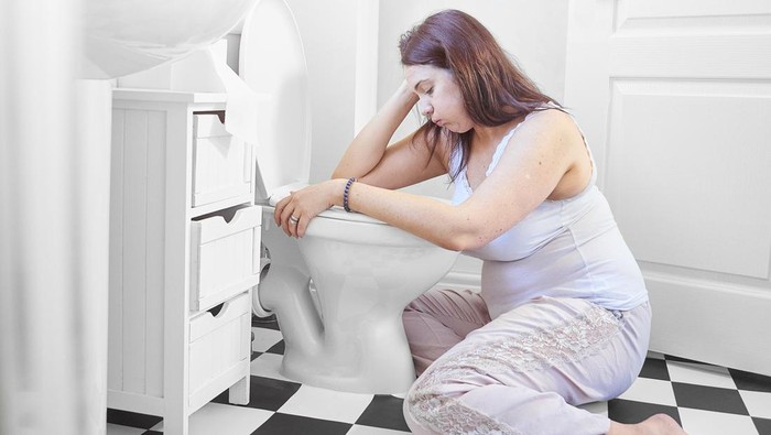 8 Penyebab Muntah Darah yang Perlu Diwaspadai, dari Mimisan hingga Kanker