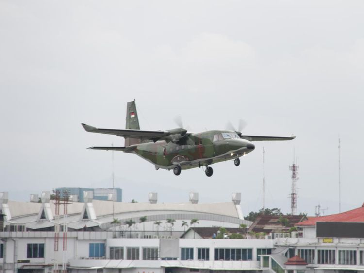 Mulusss.. Pesawat Bikinan PTDI Mendarat di Hanggar TNI AU