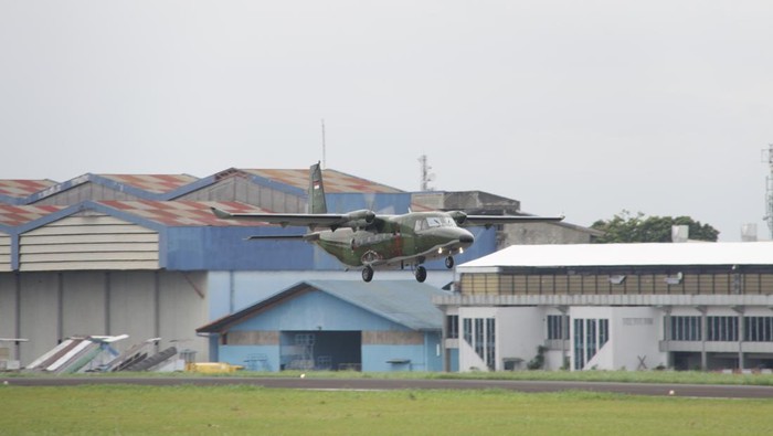 Mulusss.. Pesawat Bikinan PTDI Mendarat di Hanggar TNI AU Kementerian Pertahanan kembali mengirimkan pesawat keempat NC212i buatan PTDI untuk penambahan Armada TNI Angkatan Udara. Pesawat keempat ini adalah bagian dari pengadaan kontrak sebanyak 9 unit pesawat NC212i.