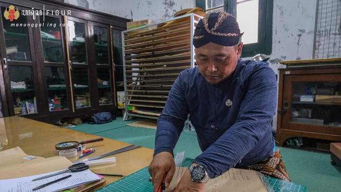 MW Widyasastra Pitaya, abdi dalem perawat naskah Keraton Jogja.