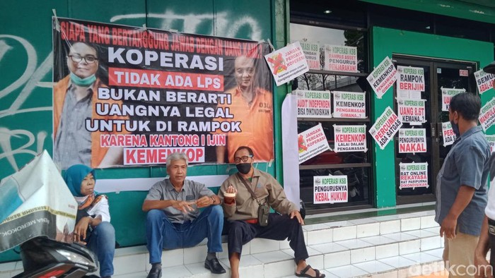 Nasabah mendatangi kantor KSP Sejahtera Bersama Klaten dan memasang belasan poster, Rabu (28/12/2022) siang.