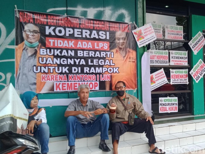 Nasabah mendatangi kantor KSP Sejahtera Bersama Klaten dan memasang belasan poster, Rabu (28/12/2022) siang.