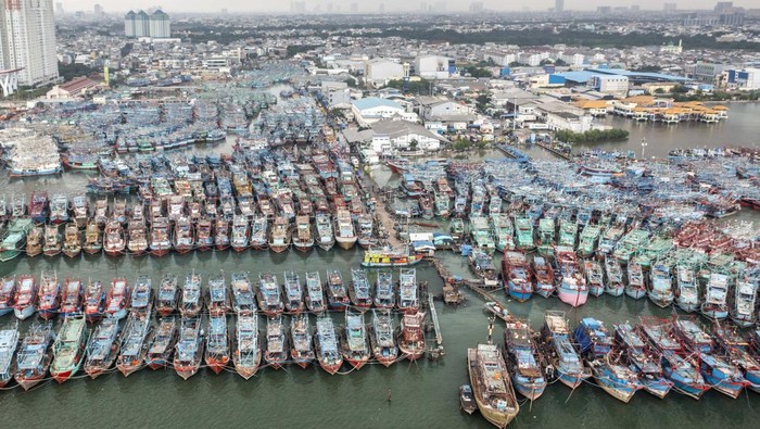 Nelayan di Muara Angke Libur Melaut Akibat Cuaca Buruk Foto areal sejumlah kapal nelayan bersandar saat tidak melaut di Dermaga Muara Angke, Jakarta, Rabu (28/12/2022). Sejumlah nelayan terpaksa tidak melaut karena BMKG memberi peringatan akan ada hujan intensitas lebat hingga sangat lebat serta angin berkecepatan tinggi, dan meningkatnya ketinggian gelombang yang akan melanda wilayah Indonesia hingga awal tahun 2023. ANTARA FOTO/Galih Pradipta/foc.