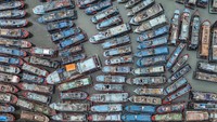 Foto aerial sejumlah kapal nelayan bersandar saat tidak melaut di Dermaga Muara Angke, Jakarta, Rabu (28/12/2022).  