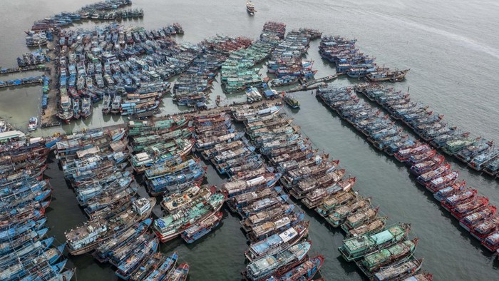 Nelayan di Muara Angke Libur Melaut Akibat Cuaca Buruk Foto areal sejumlah kapal nelayan bersandar saat tidak melaut di Dermaga Muara Angke, Jakarta, Rabu (28/12/2022). Sejumlah nelayan terpaksa tidak melaut karena BMKG memberi peringatan akan ada hujan intensitas lebat hingga sangat lebat serta angin berkecepatan tinggi, dan meningkatnya ketinggian gelombang yang akan melanda wilayah Indonesia hingga awal tahun 2023. ANTARA FOTO/Galih Pradipta/foc.
