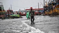 Namun, badai itu berpotensi menjauh dari Jabodetabek dan bergeser ke wilayah Utara Papua. Cuaca ekstrem melanda sejumlah daerah di Indonesia di penghujung 2022. Tetaplah waspada!