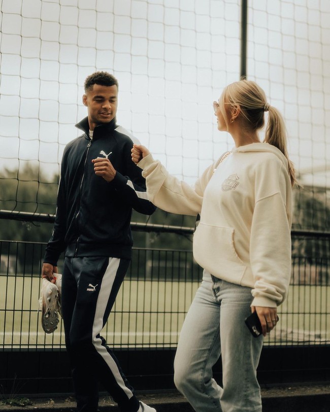 Cody Gakpo diketahui berpacaran dengan wanita cantik bernama Noa van der Bij. Mereka cukup sering memamerkan kemesraan di media sosial.Foto: Instagram