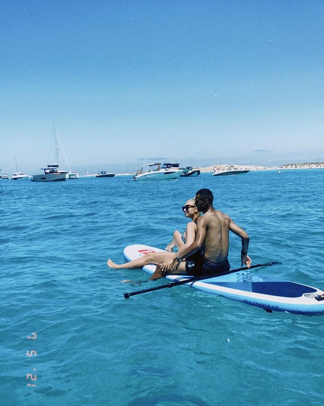 Ia sering terlihat menikmati liburan mewah ke Monaco, Ibiza, Saint Tropez, Curacao, dan lain-lain. Foto: Instagram