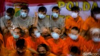 Para tahanan turut dipamerkan polisi. 