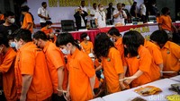 Polisi juga meringkus pelaku perempuan dalam operasi ini. 