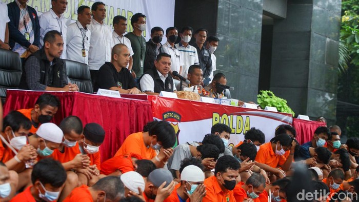 Operasi Sikat Jaya, Polda Metro Pamer Ratusan Tersangka Polda Metro Jaya merilis hasil Operasi Sikat Jaya 2022. Sebanyak ratusan tahanan dipamerkan polisi.