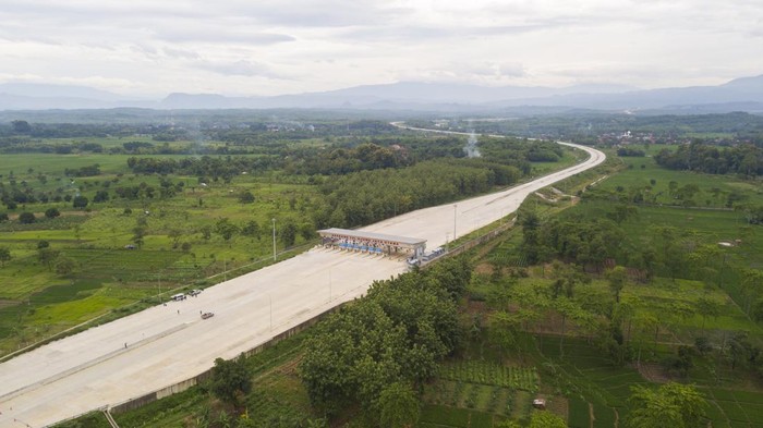 Foto udara pembangunan Tol Cisumdawu (Cileunyi-Sumedang-Dawuan) seksi 6 di Kabupaten Majalengka, Jawa Barat, Rabu (28/12/2022). Menurut Kementerian Koordinator Bidang Perekonomian melalui KPPIP (Komite Percepatan Penyediaan Infrastruktur Prioritas) pembangunan jalan tol tersebut ditargetkan dapat digunakana pada lebaran 2023 untuk akses jalan menuju Bandara Kertajati dan mengurai kemacetan jalan Nasional Bandung ke Majalengka. ANTARA FOTO/Fakhri Hermansyah /foc.