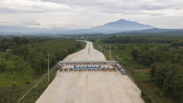 Foto udara pembangunan Tol Cisumdawu (Cileunyi-Sumedang-Dawuan) seksi 6 di Kabupaten Majalengka, Jawa Barat, Rabu (28/12/2022). Menurut Kementerian Koordinator Bidang Perekonomian melalui KPPIP (Komite Percepatan Penyediaan Infrastruktur Prioritas) pembangunan jalan tol tersebut ditargetkan dapat digunakana pada lebaran 2023 untuk akses jalan menuju Bandara Kertajati dan mengurai kemacetan jalan Nasional Bandung ke Majalengka. ANTARA FOTO/Fakhri Hermansyah /foc.