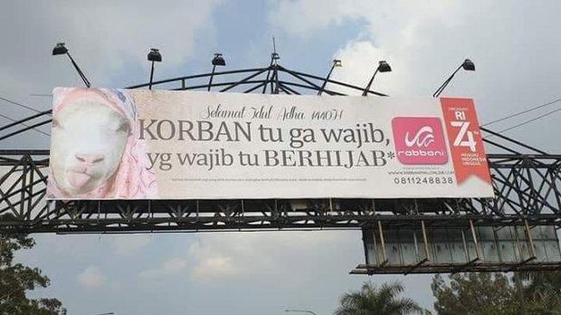 Papam reklame brand hijab Rabbani yang menuliskan qurban tidak wajib.